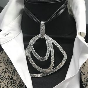 CHUNKY HAMMERED SILVER COLOR STATEMENT NECKLACE